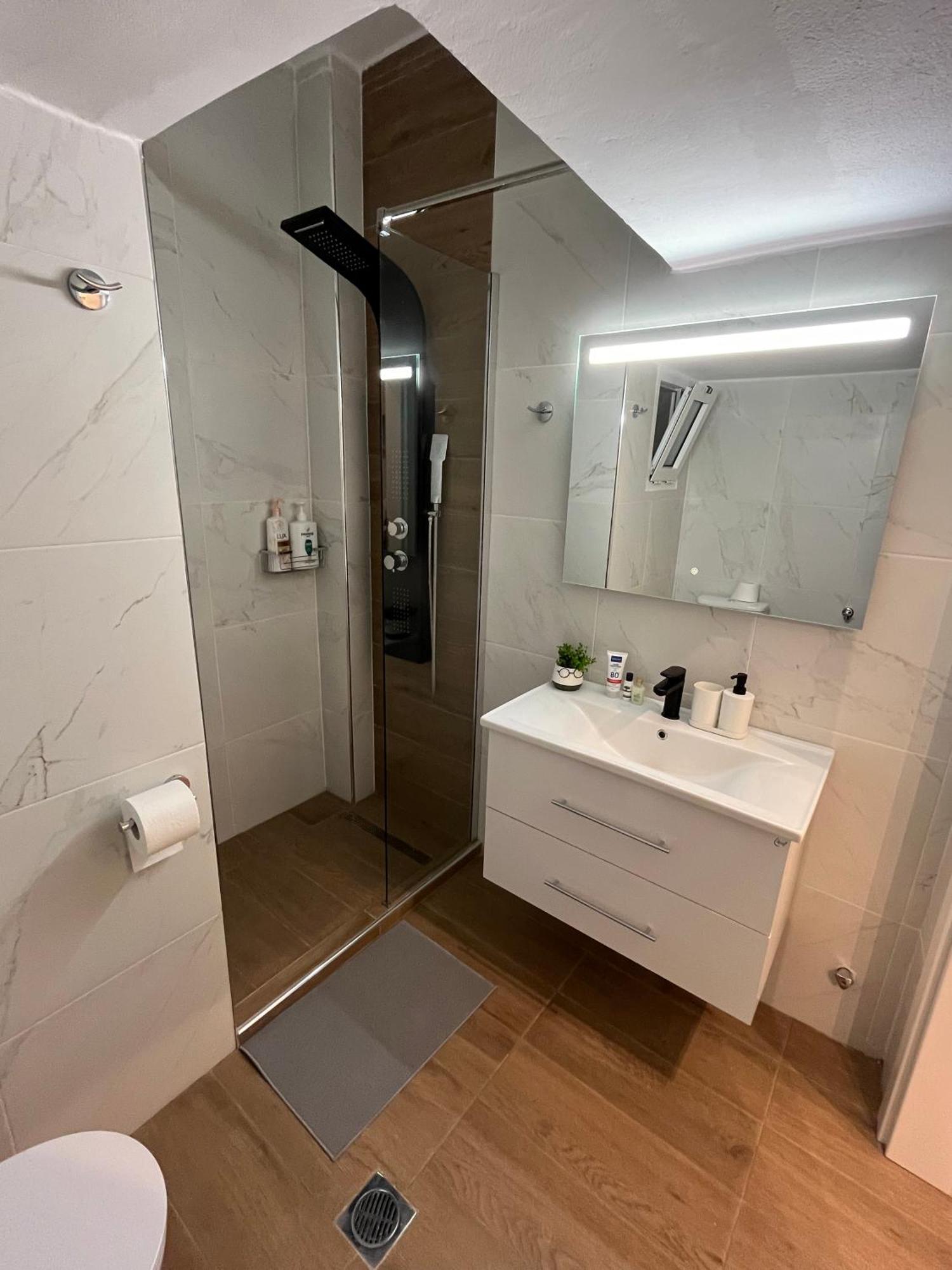 Irene Beach Front Luxury Suite Peraia  ภายนอก รูปภาพ