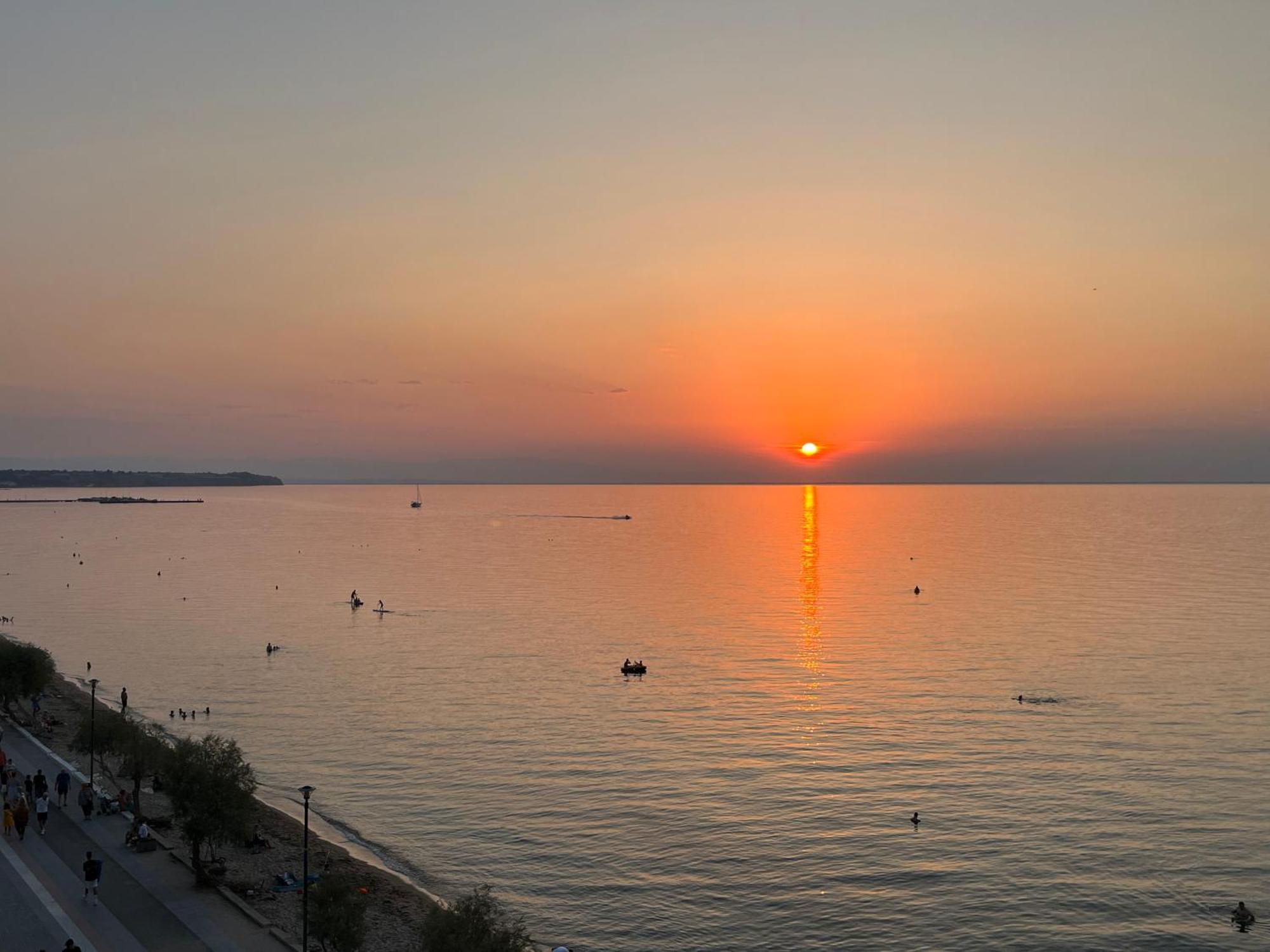 Irene Beach Front Luxury Suite Peraia  ภายนอก รูปภาพ